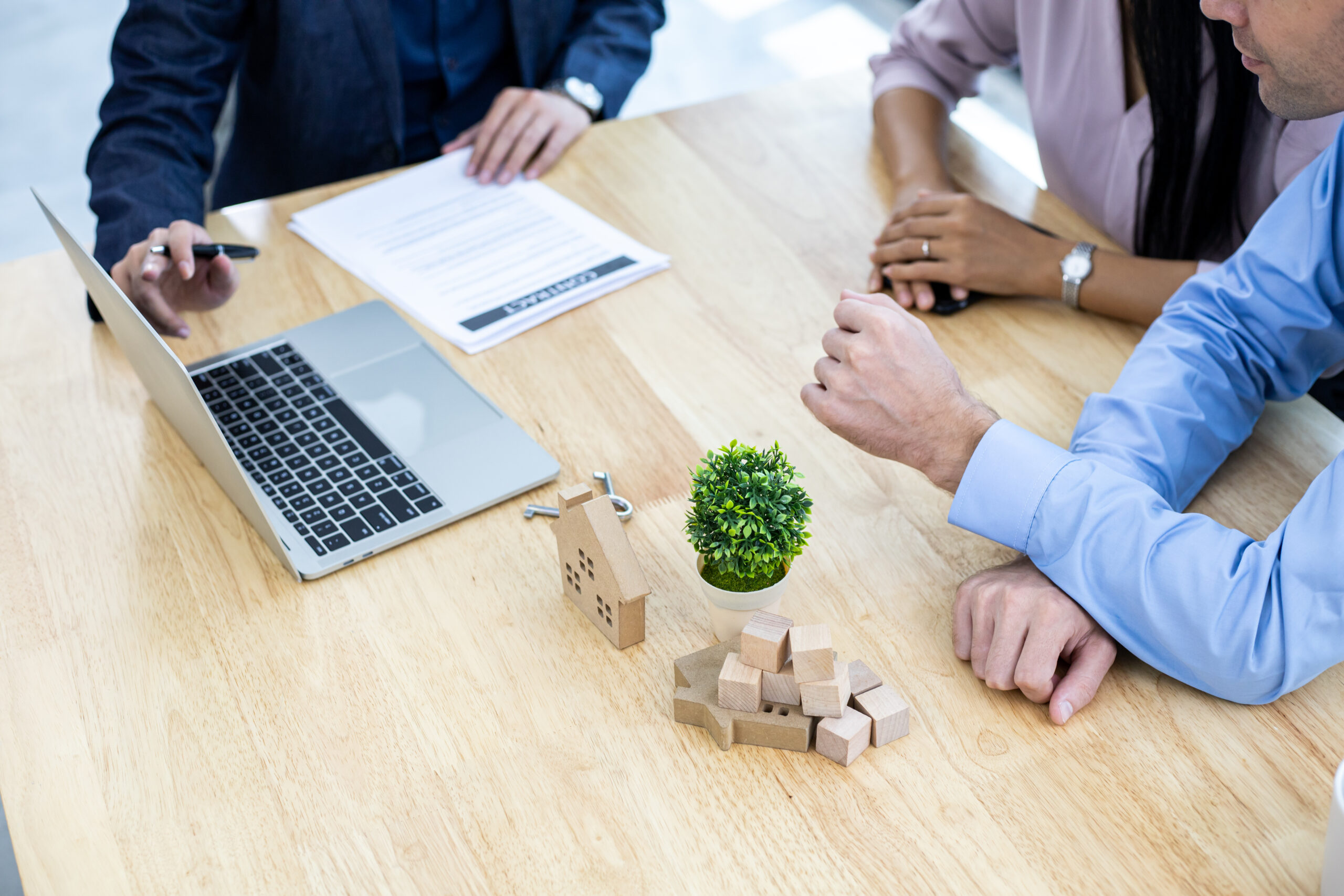 Negotiations by the seller department and the adult couples are concluding a contract for the sale of a residential house.